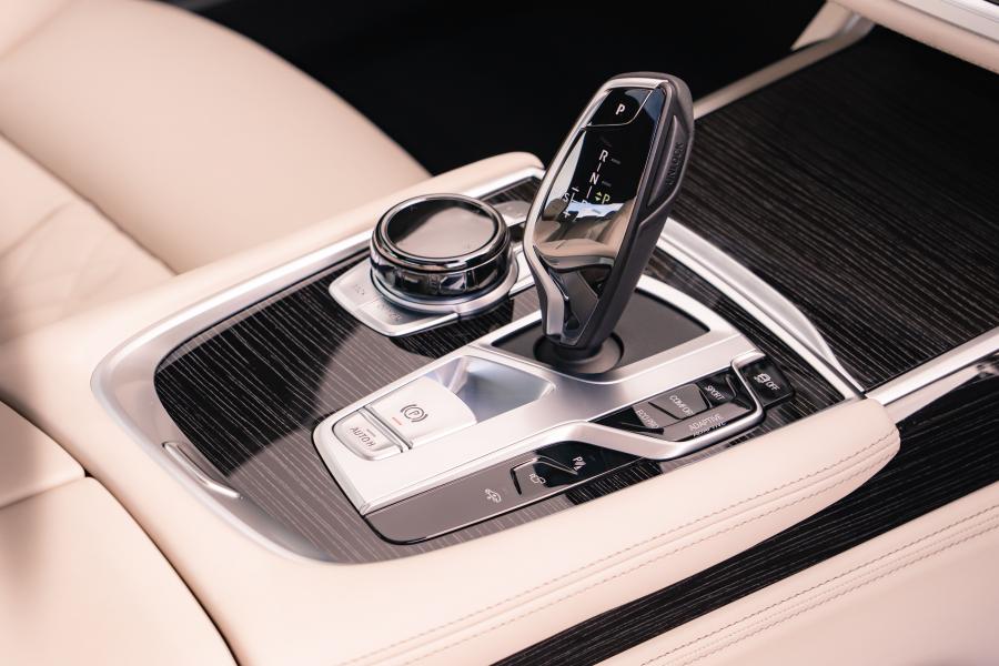 Детали интерьера BMW 730Ld (G12) 2019 года  (UK) (фото 2 из 36)